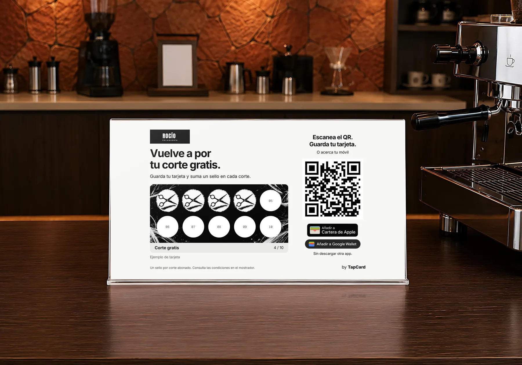 Cartel con el QR de una peluquería en un expositor de metacrilato sobre el mostrador